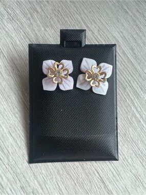 5/$25 Gold Tone Lavender Floral Earrings